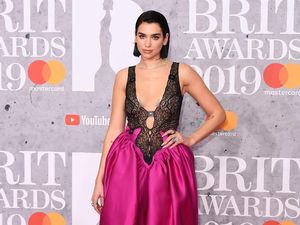 Si Seksi Dua Lipa, Krisdayanti hingga Persiapan Jelang Oscar 2019