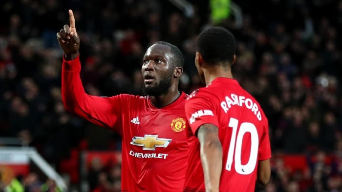 MANCHESTER, ENGLAND - DECEMBER 08: Romelu Lukaku of Manchester United celebrates after scoring his teams third goal with Marcus Rashford of Manchester United during the Premier League match between Manchester United and Fulham FC at Old Trafford on December 8, 2018 in Manchester, United Kingdom.  (Photo by Clive Brunskill/Getty Images)