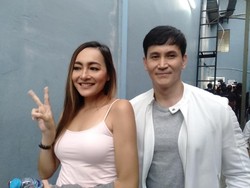 Dewi Rezer Genggam Tangan Marcelino Lefrandt Saat Vaksinasi