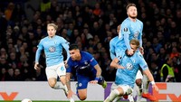 Pelanggaran pemain Maslmo, Rasmus Bengtsson, pada Emerson pada gambar ini yang berujung dengan kartu kuning kedua. (Foto: Tony OBrien/Action Images via Reuters)