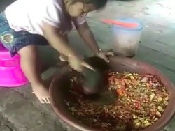 Jangan Mau Kalah, Balita Ini Sudah Jago Ngulek Sambal