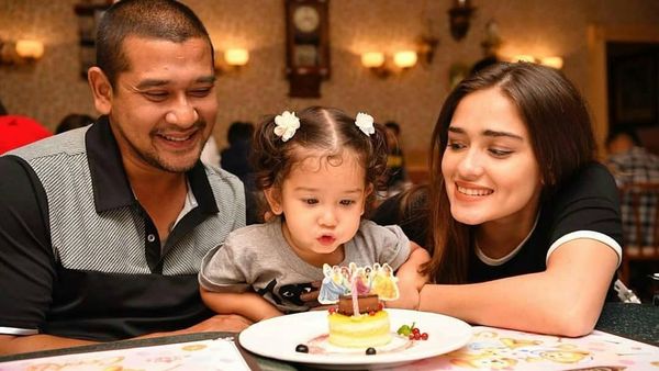 Pose Menggemaskan Seraphina Rose, Putri Yasmin Wildblood Saat Makan