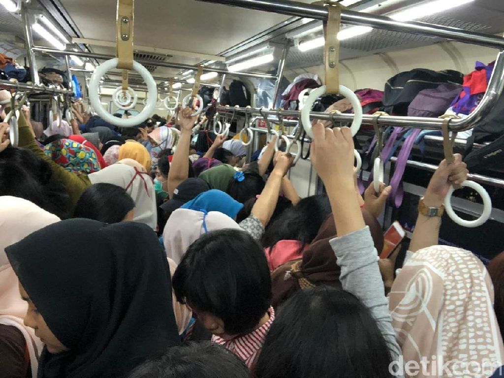 KRL Kota-Bogor yang Gangguan Dievakuasi, KCI Urai KRL yang Antre KRL Kota-Bogor yang Gangguan Dievakuasi, KCI Urai KRL yang Antre