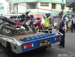 Polisi Angkut Paksa Kendaraan yang Parkir Liar di Garut Kota
