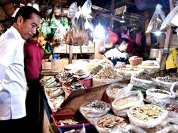 Jokowi Blusukan Ke Pasar Minggu dan Bintaro, Borong Ayam hingga Manggis