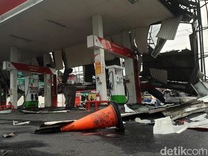 Detik-detik Atap SPBU Ambruk Disapu Puting Beliung di Sukabumi Detik-detik Atap SPBU Ambruk Disapu Puting Beliung di Sukabumi