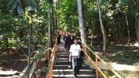 Foto: Menjelajahi Gunung Tidar dan Peziarah Makam Tua