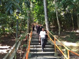 Foto: Menjelajahi Gunung Tidar dan Peziarah Makam Tua