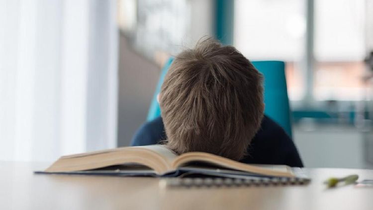Anak 11 Tahun Kolaps di RS Setelah 14 Jam PR Nonstop, Tubuhnya Mati Rasa