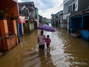 Sungai Citarum Meluap Rendam Perumahan di Bandung