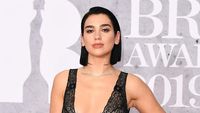 Saat si Seksi Dua Lipa tampil dengan Plunging Dress