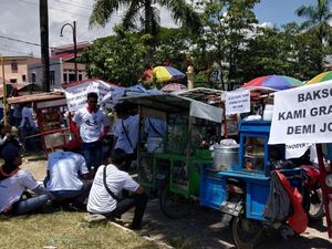 Demi Jokowi, Ratusan Pedagang Bakso Sediakan Makan Gratis di Kendari