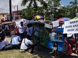 Demi Jokowi, Ratusan Pedagang Bakso Sediakan Makan Gratis di Kendari