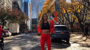 Foto: Nina Agdal, Model Seksi Denmark yang Suka Pantai