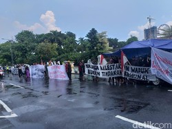 Niat Temui Risma, Puluhan Warga Waduk Sepat Hanya Disambut Satpol PP