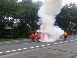 Tabrak Pantat Truk, Sebuah Mobil Terbakar di Tol Waru-Juanda