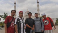 Pemain Timnas U-22 bersama pelatih Indra Sjafrie berfoto bersama sejumlah umat muslim Indonesia seusai melaksanakan Salat Jumat di Masjid Al-Serkal, Phnom Penh, Kamboja, Jumat (22/2/2019).