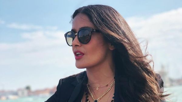Foto: Gaya Liburan Salma Hayek yang Tetap Cantik dan Seksi