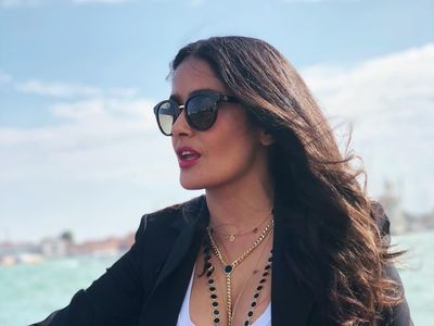 Foto: Gaya Liburan Salma Hayek yang Tetap Cantik dan Seksi