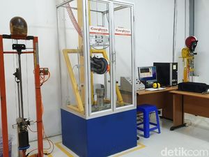 Mengenal Tiga Tahapan Tes Helm Standar SNI Mengenal Tiga Tahapan Tes Helm Standar SNI
