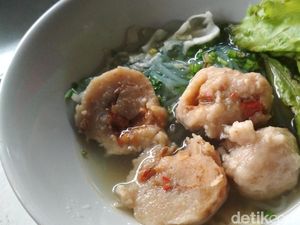 Pedas Asam Bakso Isi Belimbing yang Unik