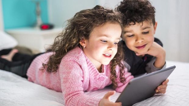 8 Cara agar Anak Tak Kecanduan Gadget Saat Tumbuh