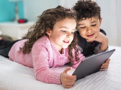 Ajari Anak Membaca Pakai Gadget Lebih Menarik, Tapi...