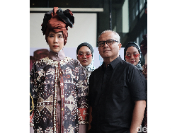 40 Tahun Berkarya, Itang Yunasz Perdana Angkat Kain Daerah Asalnya