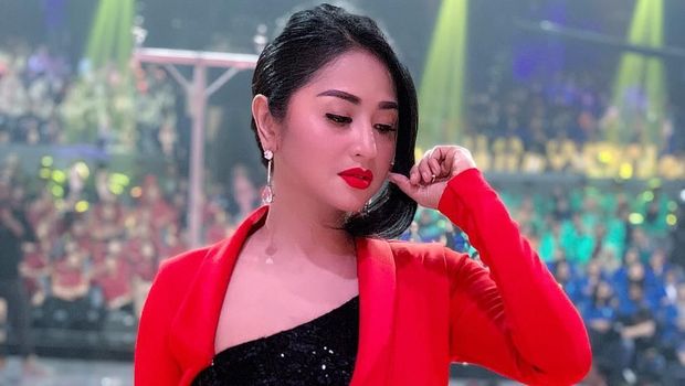 Curhat Dewi Perssik Ayahnya Sakit Saat Ramadan