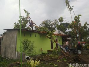Puluhan Rumah di Ngunut Tulungagung Rusak Tersapu Puting Beliung