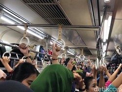 Gangguan KRL Arah Bogor, Penumpang Ini Pingsan Saat Turun di Ps Minggu