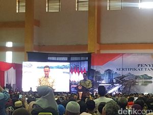 Jokowi Bagikan 2.000 Sertifikat Tanah di Jaksel, Anies Mendampingi Jokowi Bagikan 2.000 Sertifikat Tanah di Jaksel, Anies Mendampingi