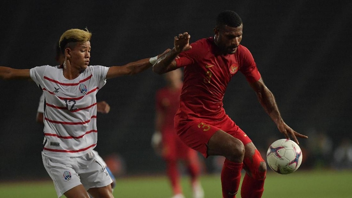 Marinus Wanewar (kanan) membawa Indonesia unggul atas Kamboja 1-0. (Foto: Nyoman Budhiana/ANTARA FOTO)