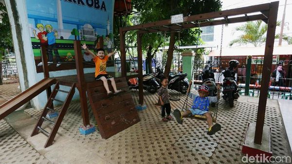 Asyiknya Bermain di RPTRA Kebon Sirih