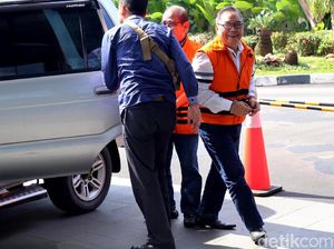 Senyum Tersangka Suap Perizinan Limbah Sawit Saat Diperiksa KPK