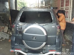 Detik-detik Mobil Caleg PDIP Sleman Dibakar Orang Misterius