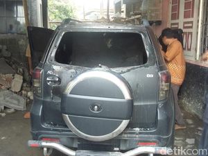 Detik-detik Mobil Caleg PDIP Sleman Dibakar Orang Misterius Detik-detik Mobil Caleg PDIP Sleman Dibakar Orang Misterius