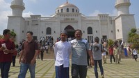 Pemain Timnas U-22 Gian Zola (ketiga kiri) Syarif Alwi berjalan bersama Dokter Timnas Indonesia Syarif Alwi seusai menunaikan salat Jumat di Masjid Al-Serkal, Phnom Penh, Kamboja.