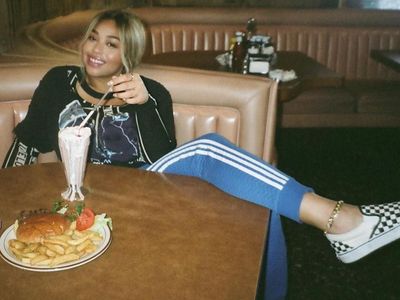 Gaya Keren Jordyn Woods, Mantan Sahabat Kylie Jenner Saat Makan Burger