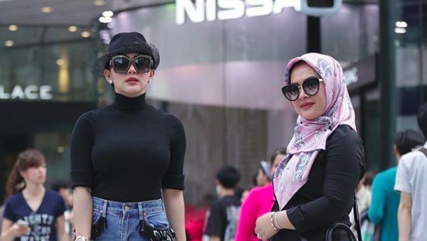 7 Momen Keakraban Syahrini dengan Adiknya, Aisyahrani