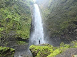 Gunung Semeru Punya Air Terjun Secantik Ini