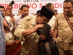Foto: Momen Prabowo Dapat Surat Cinta dari Bocah Gendis di Medan
