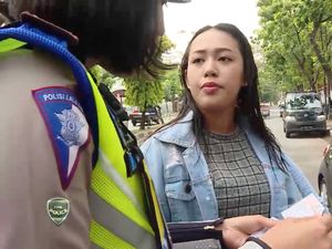 Baru Sebulan Beli Motor, Dipakai, Eh Si Mbak Kena Tilang... Baru Sebulan Beli Motor, Dipakai, Eh Si Mbak Kena Tilang...