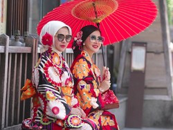 Trik Pakai Hijab Agar Tampak Lebih Tirus Ala Adik Syahrini