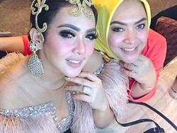 Sindir yang Cari Panggung hingga Posting Hadis, Adik Syahrini Kenapa?