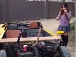 Bikin Geleng Kepala, Lamborghini ini Nyalakan Mesin Gunakan Engkol