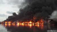 Penampakan Kebakaran Kapal Nelayan di Muara Baru