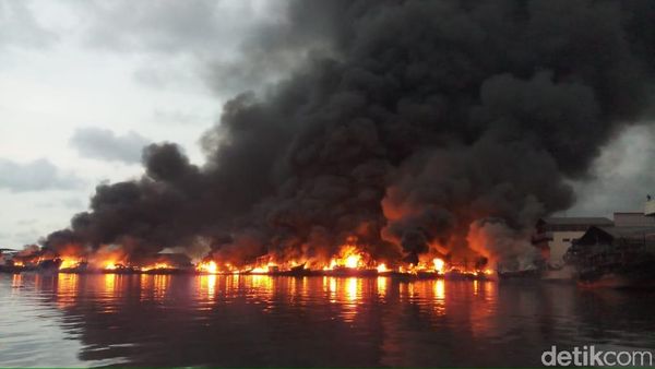Penampakan Kebakaran Kapal Nelayan di Muara Baru