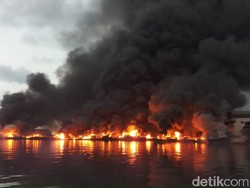 Video Kobaran Api Lalap 18 Kapal Nelayan di Muara baru