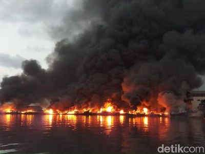 Penampakan Kebakaran Kapal Nelayan di Muara Baru